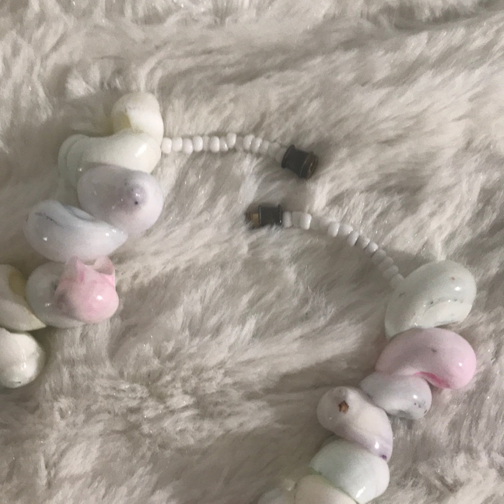 “SEASHELL” Vintage Choker Style Pastel Coloured Necklace. - Picture 6 of 6